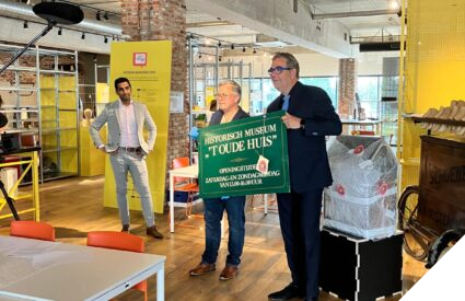 Hans van der Bunte (directeur museum De Voorde) overhandigt wethouder Jan Iedema een bord van Historisch museum 't Oude Huys