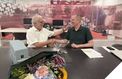 Fred Jansen (links), voorzitter van Stichting Pelgrimshoeve draagt het archief van Stichting Pelgrimshoeve over aan gemeentearchivaris Leonard Korevaar (rechts)