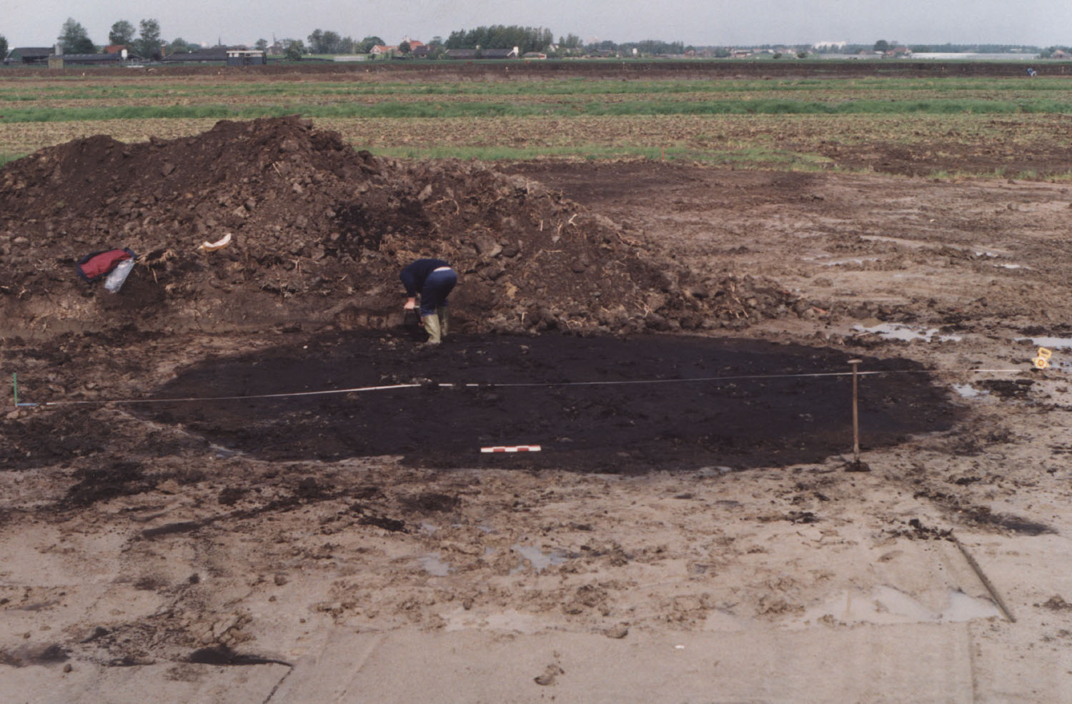 Petra Vijverberg graaft als lid van de Archeologische Werkgroep Zoetermeer in 2001 een daliegat op in het latere Buytenpark (Foto R. Bordewijk Collectie Historisch Genootschap Oud Soetermeer)