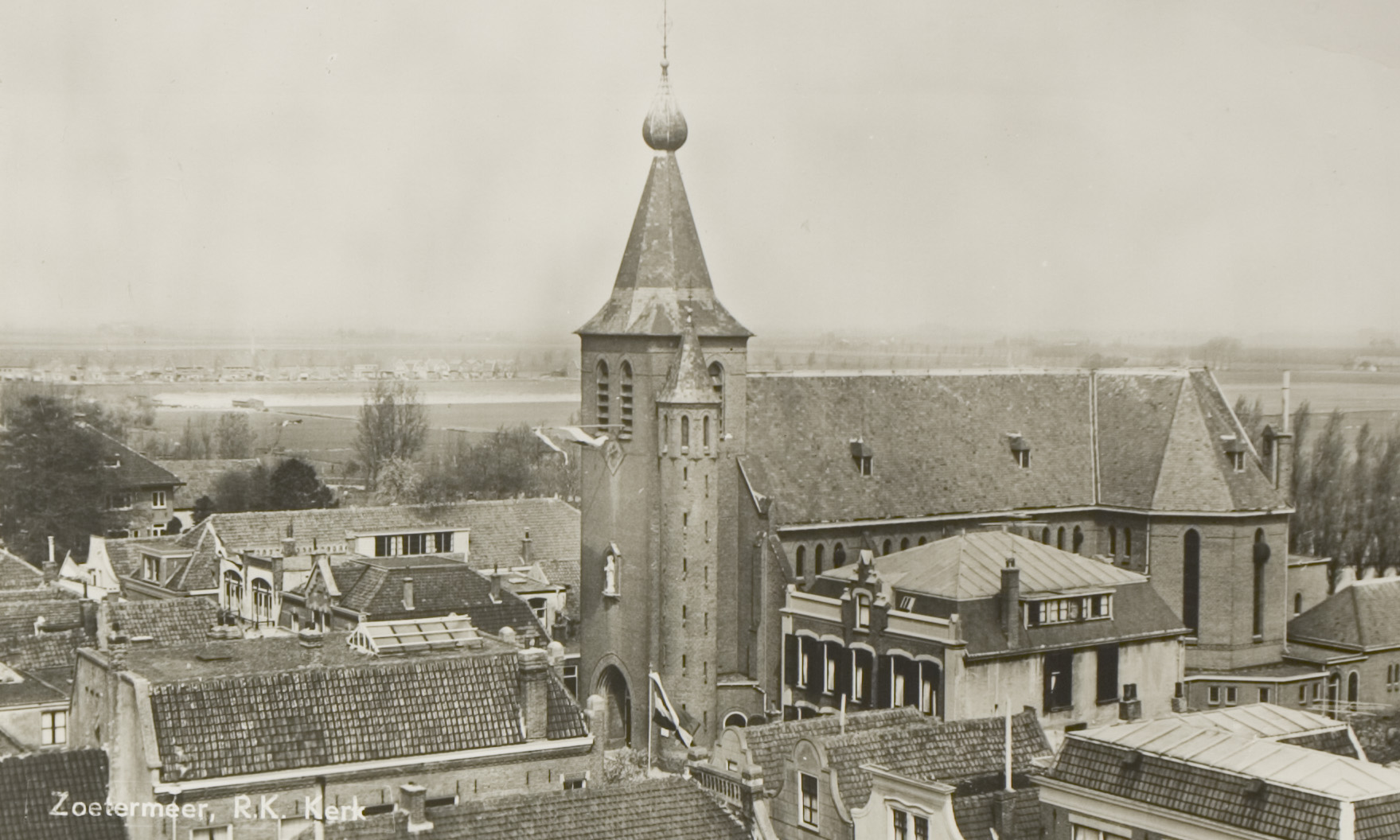 R.K. St. Nicolaaskerk aan de Dorpsstraat 24 en omgeving vanaf de toren van de Oude Kerk.