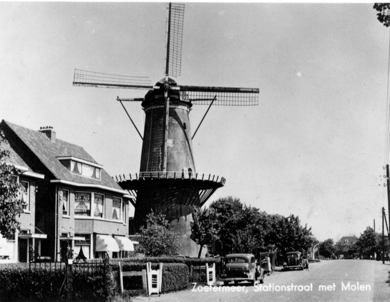 Stationsstraat nr. 43 en nr. 41 met molen De Hoop.