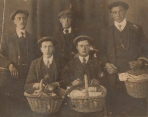 Vijf jonge boterboeren beproeven hun geluk (foto: omstreeks 1910, coll. HGOS)